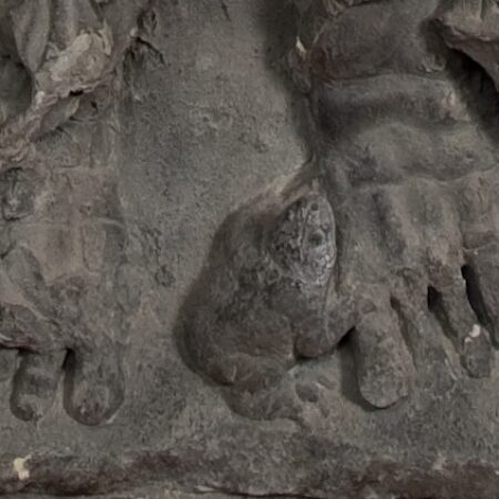 Detail of toad between feet of cadaver effigy