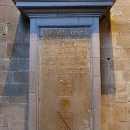 Wall monument with inscription Cy gist le cueur de messire bertran du gucaqui[n] en soy viva[n]t conestable de fra[n]ce qui trespassa le xiiie Jour de iullet lan mil iii iiiixx dont lou corps repose autrqucs ceulx des Roys a sainct denis en France