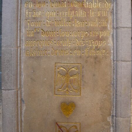 Detail of wall monument. Inscription reads Cy gist le cueur de messire bertran du gucaqui[n] en soy viva[n]t conestable de fra[n]ce qui trespassa le xiiie Jour de iullet lan mil iii iiiixx dont lou corps repose autrqucs ceulx des Roys a sainct denis en France